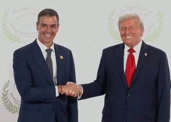 Trump saluda a Sánchez con una sonrisa pero le recuerda el gasto militar de España en la OTAN