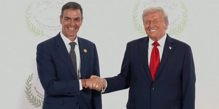 Trump saluda a Sánchez con una sonrisa pero le recuerda el gasto militar de España en la OTAN