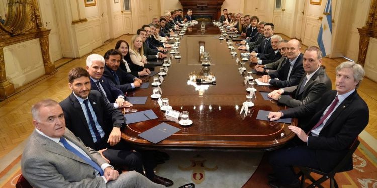 Milei reúne a 20 gobernadores, ratifica el rumbo de reformas y marca límites a la coparticipación