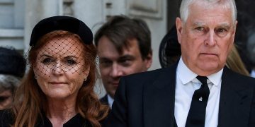 Carlos III despoja de títulos, tratamientos y honores a Andrés por el caso Epstein, donde fue acusado de abuso sexual. Una menor murio.