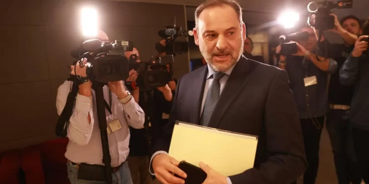 Ábalos medita renunciar a su escaño para evitar su cita en el Supremo por los sobres