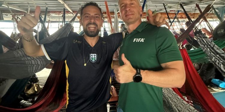 Anderson Daronco, de un penal muy polémico a un viaje en barco de 12 horas para dirigir un partido amateur