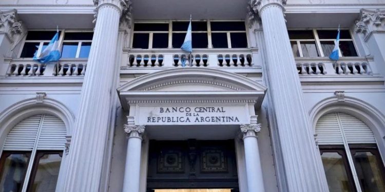 El Banco Central refuerza su arsenal para mantener al dólar bajo control con canje de bonos dólar linked
