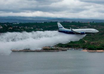 Revuelo en Córdoba por un avión que sobrevoló a baja altura el lago San Roque