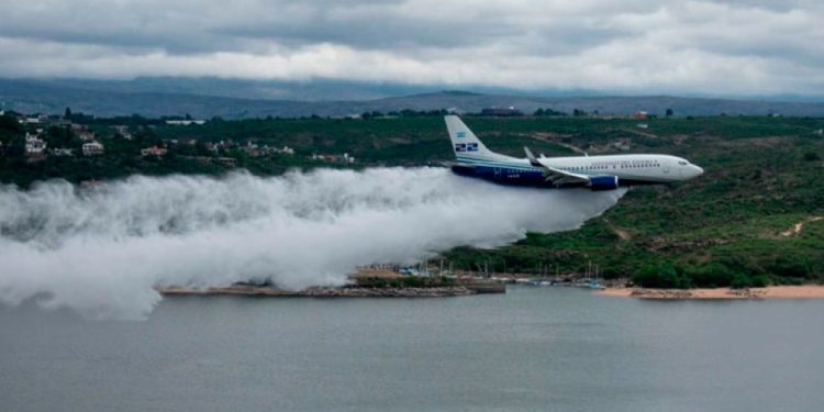 Revuelo en Córdoba por un avión que sobrevoló a baja altura el lago San Roque