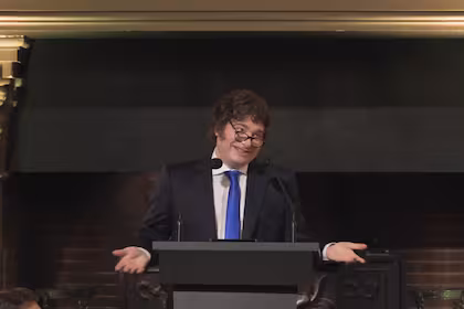 Javier Milei generó risas durante su exposición ante el JP Morgan al destacar su política crediticia y elogiar a Caputo