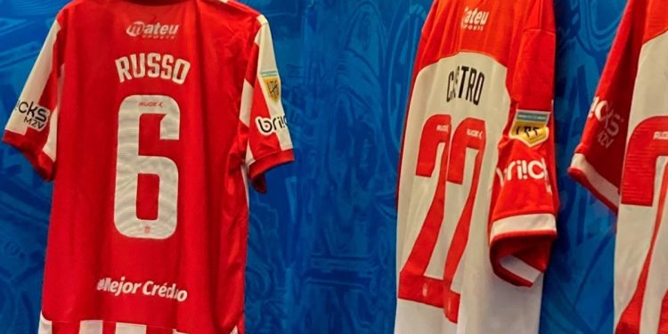 El homenaje de Estudiantes a Russo en el partido ante Belgrano