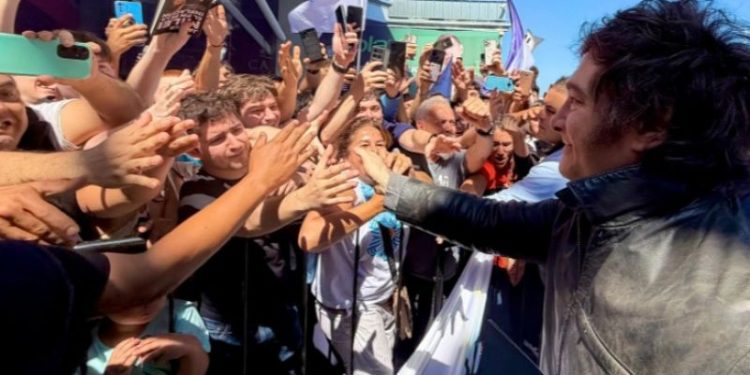 Campaña sucia: En medio de la polémica en LLA, Javier Milei llegó a Santa Fe y hubo incidentes