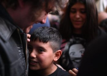 “Hola Mendoza, quiero darles las gracias”: Milei caminó por el centro provincial y fue ovacionado por la militancia