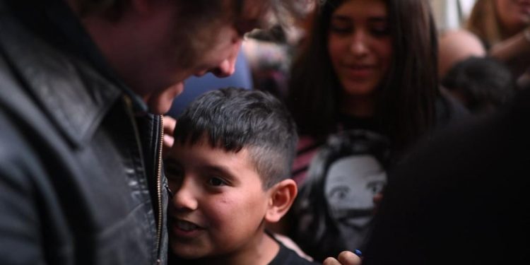 “Hola Mendoza, quiero darles las gracias”: Milei caminó por el centro provincial y fue ovacionado por la militancia