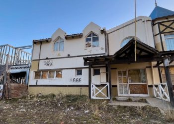 Hallan un muerto en un hotel de los Kirchner ocupado ilegalmente y la Justicia ordena su desalojo en El Chaltén