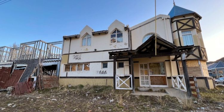 Hallan un muerto en un hotel de los Kirchner ocupado ilegalmente y la Justicia ordena su desalojo en El Chaltén