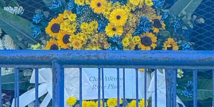 La corona azul y amarilla que River mandó a la Bombonera para el adiós de Russo