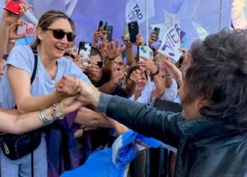 Milei de campaña en Santa Fe:Gremialistas y propalestinos provocan incidentes junto a sectores opositores de izquierda