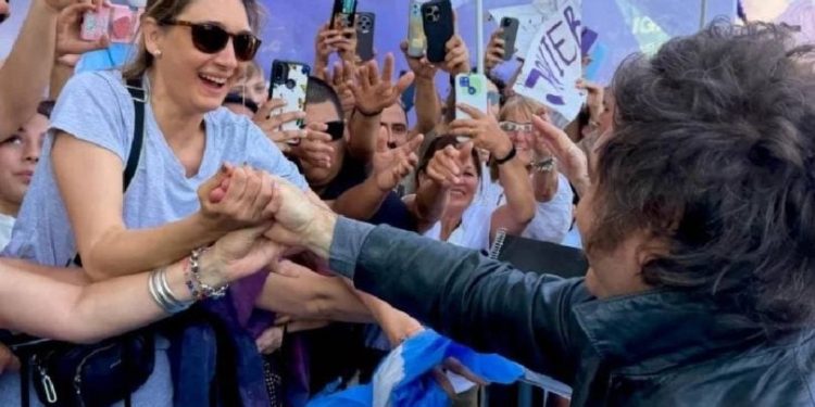 Milei de campaña en Santa Fe:Gremialistas y propalestinos provocan incidentes junto a sectores opositores de izquierda