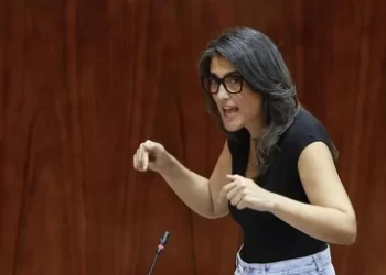 La diputada de la flotilla a Gaza esquiva la sanción por absentismo en la Asamblea de Madrid tras faltar dos plenos