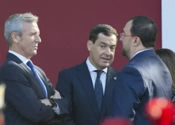 Juanma Moreno reivindica en la Fiesta Nacional el Descubrimiento de América y «la España serena que se entiende»