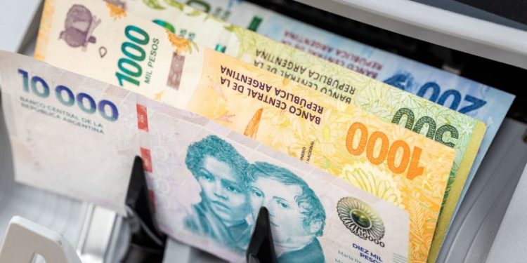 No hay pesos: el BCRA los aspira y las tasas trepan a 130%