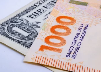 El IERAL propone avanzar hacia un “bimonetarismo ordenado” para estabilizar la economía argentina