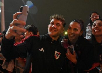 River camina en la cornisa