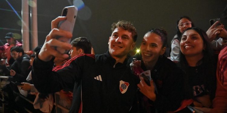 River camina en la cornisa