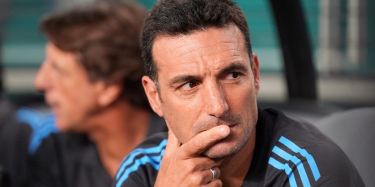Scaloni, de “lo de Messi lo decidí yo” a “el martes jugarán los nuevos”