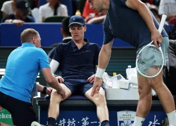 Todo mal para Sinner: abandonó en Shanghai y Alcaraz respira en el ranking