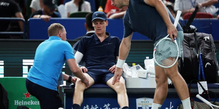 Todo mal para Sinner: abandonó en Shanghai y Alcaraz respira en el ranking