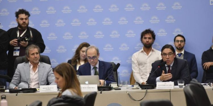 Torrendell intentó justificar la ausencia de Pettovello y se corrigió: “No quiere…”