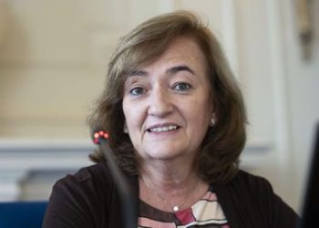 Trabajo inicia los trámites para subir el SMI en 2026 sin saber si tributará por IRPF o no