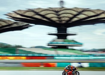 Valentín Perrone empezó desde atrás y completó una gran clasificación en el Moto3 en Malasia