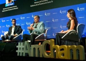 Vícto Fayad expone en un panel de AmCham.