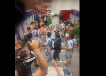 Ya en la final, el festejo de los pibes de Argentina en el vestuario y un palito a Colombia