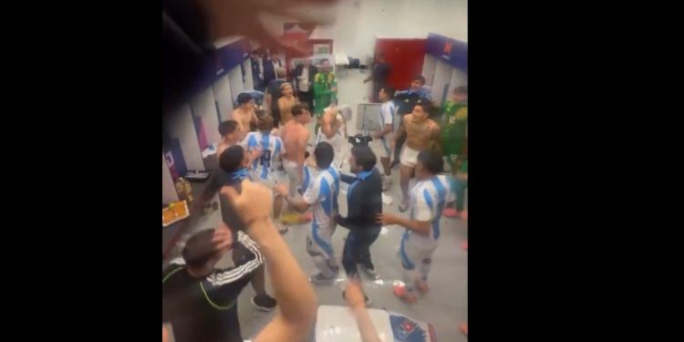 Ya en la final, el festejo de los pibes de Argentina en el vestuario y un palito a Colombia