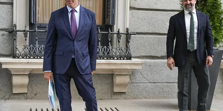 Las elecciones extremeñas dificultan la negociación de PP y Vox en Valencia