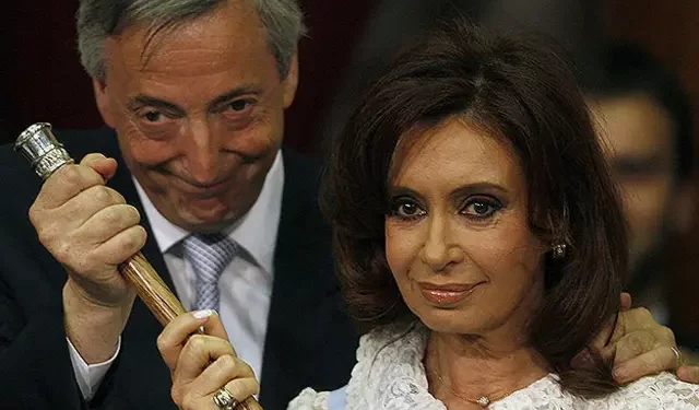 El juicio de los Cuadernos expone el mecanismo de recaudación que dejó en evidencia a Néstor y Cristina Kirchner. Órdenes directas y valijas.