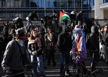 Militantes pro-palestina asaltan el diario La Stampa: destrozan y amenazan. Repudio de Meloni y Mattarella