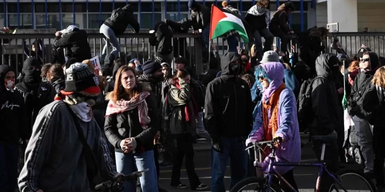 Militantes pro-palestina asaltan el diario La Stampa: destrozan y amenazan. Repudio de Meloni y Mattarella