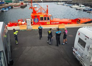Rescatadas tres personas que estaban agarradas a una boya en La Palma