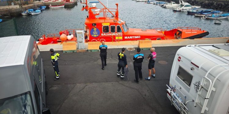 Rescatadas tres personas que estaban agarradas a una boya en La Palma
