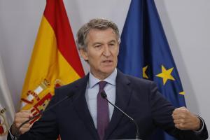 Feijóo muestra el informe de la UCO contra Sánchez: «La cloaca es Ferraz y la ha llevado a la Moncloa»