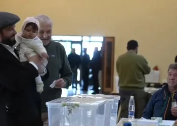Elecciones en Chile: Boric vota con su hija en unas polarizadas elecciones y llama a la unidad nacional