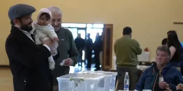 Elecciones en Chile: Boric vota con su hija en unas polarizadas elecciones y llama a la unidad nacional