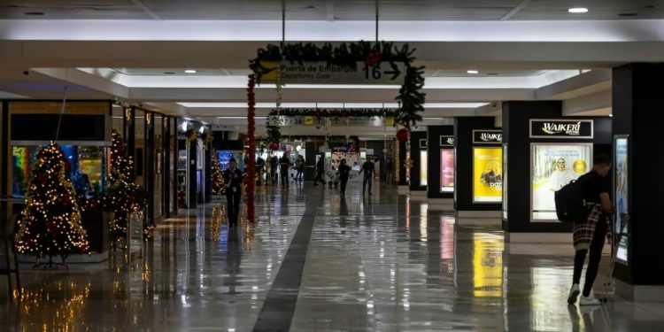 Cierre total del espacio aéreo venezolano profundiza la crisis del régimen de Caracas