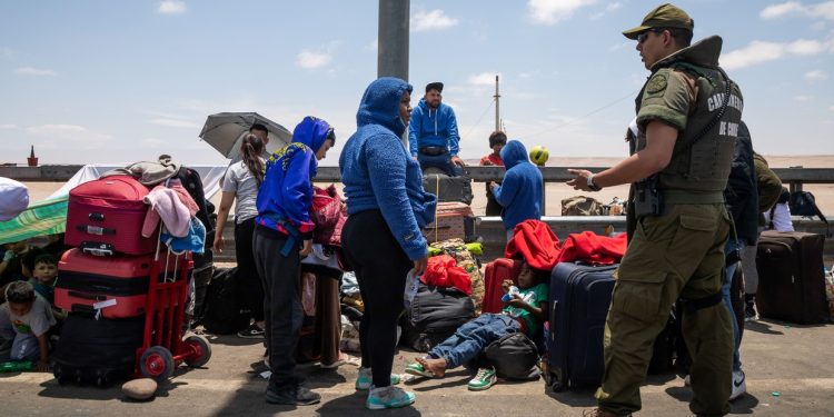 Perú militariza la frontera con Chile ante una ola migratoria y declara el estado de emergencia