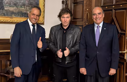 Se fue a Dubai a esperar pase la tormenta: Scioli resiste en el gabinete pese a la caída de Francos