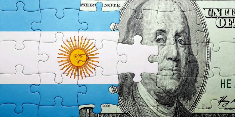 Trump busca impulsar la dolarización en países aliados y Argentina figura como principal candidata