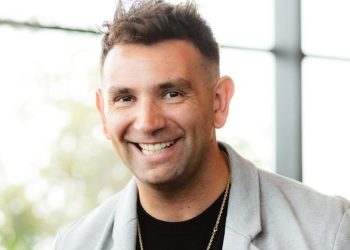 ¿El Dibu en un auto de carreras? Su hermano es piloto y no lo descarta: “Espero que algún día sea posible”