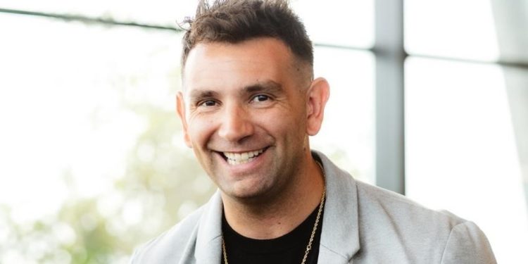 ¿El Dibu en un auto de carreras? Su hermano es piloto y no lo descarta: “Espero que algún día sea posible”