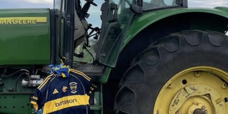 El trabajador que encontró la camiseta homenaje de Russo: “Fue una locura todo” y “si Cavani la quiere….”